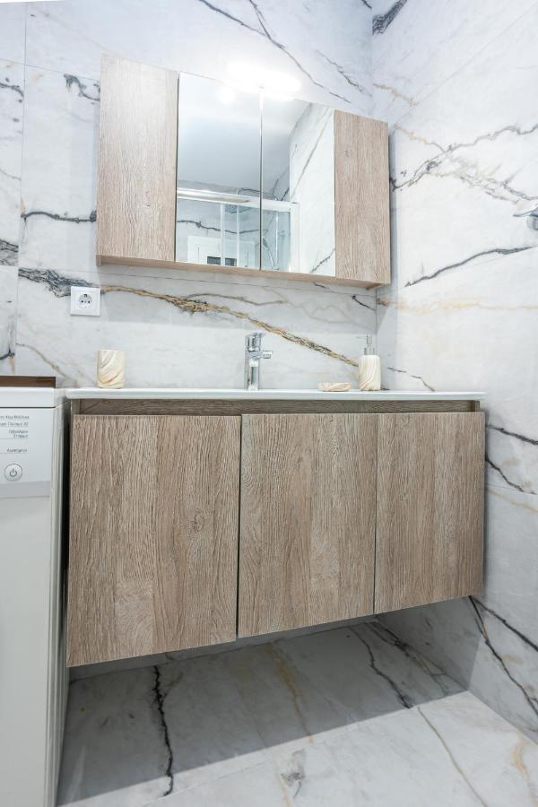 Luxury Downtown E1 Apartment